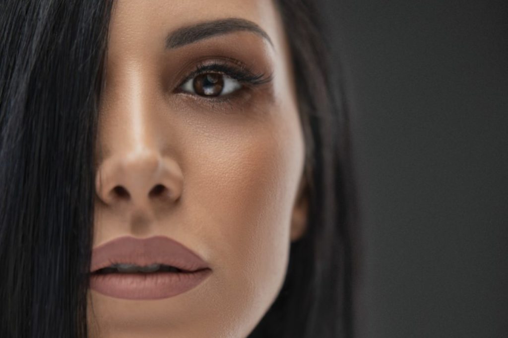 Λένα Ζευγαρά: «Ντύνομαι συντηρητικά γιατί είμαι παραδοσιακή» – Η αρβύλα είναι παραδοσιακή για τις γυναίκες; (βίντεο)