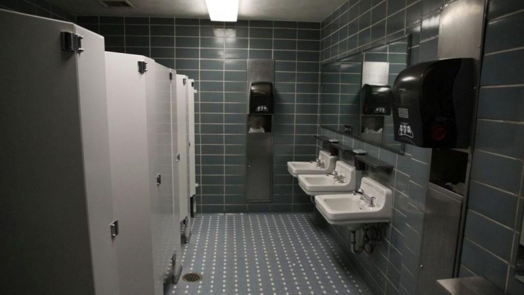 Το γνωρίζατε; – Αυτός είναι ο λόγος που οι πόρτες στις δημόσιες τουαλέτες δεν φτάνουν στο πάτωμα (βίντεο)