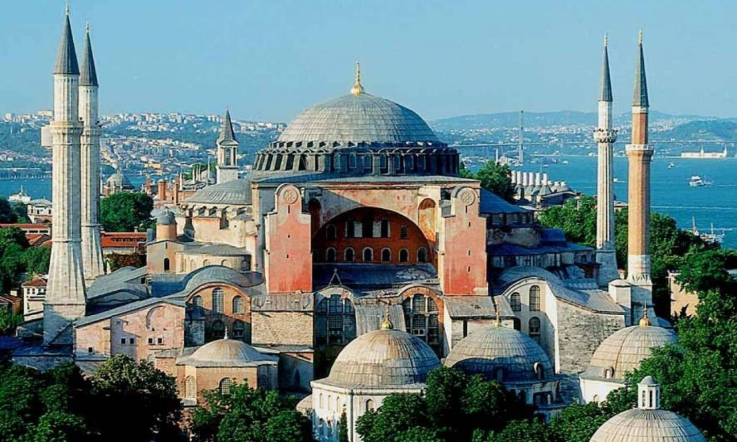Την μετατροπή της Αγίας Σοφίας σε τζαμί με δικαστική απόφαση επιχειρεί η κυβέρνηση Ερντογάν