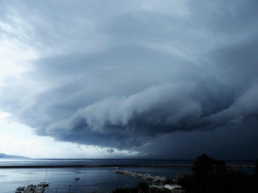 Η στιγμή που ανεμοστρόβιλος «χτυπάει» την Καλαμάτα (βίντεο)