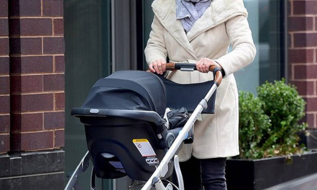 Πατέρας μας δείχνει πώς μια απλή βόλτα με το καρότσι στο δρόμο θυμίζει «επικίνδυνες αποστολές» (βίντεο)