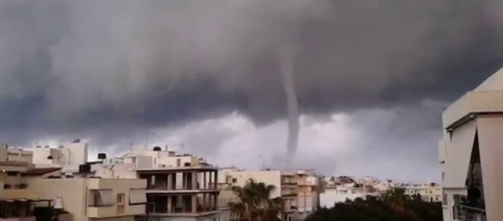 Ανεμοστρόβιλος «σάρωσε» τη Μεσσηνία: Tεράστιες ζημιές σε Κουτήφαρη και Χορεύτρα (φωτο)