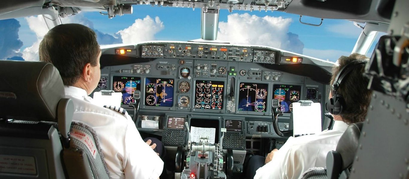 Πιλότος άφησε επιβάτιδα να μπει στο πιλοτήριο και έχασε τη δουλειά του