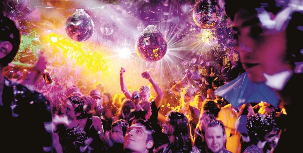 Μπόμπιρας χορεύει σε ρυθμούς rave και τα… σπάει (βίντεο)