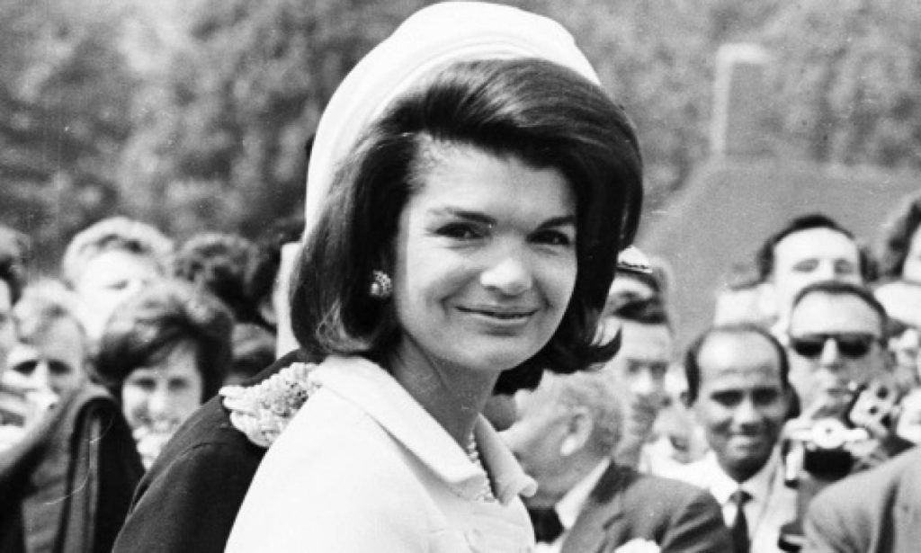 Δείτε τι απέγινε το ροζ ταγιέρ της Τζάκι που γέμισε με το αίμα του Τζον Κένεντι (φωτό)