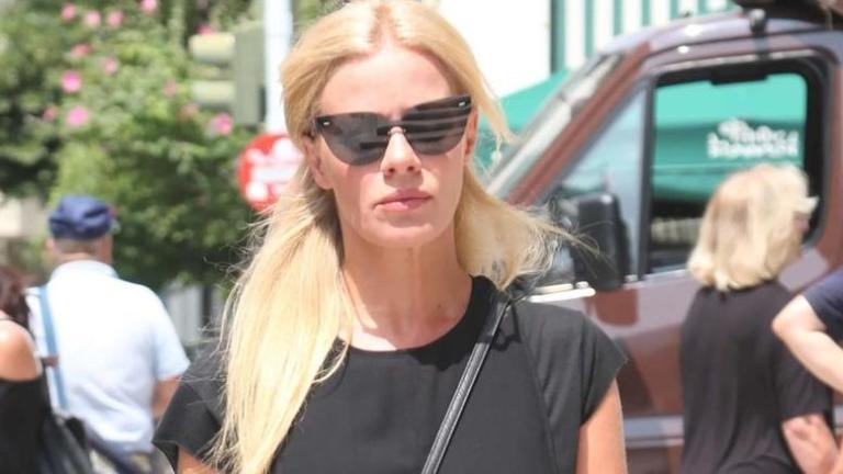 H Ζέτα Μακρυπούλια εμφανώς συγκινημένη στην κηδεία της γιαγιάς της (φωτο)