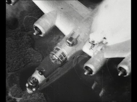 Η στιγμή της πτώσης βομβαρδιστικού B-24 Liberator από ιαπωνικά πυρά (σπάνιο βίντεο)