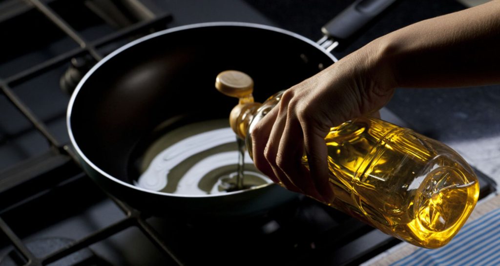 Αυτό πρέπει να το δοκιμάσεις: Το κόλπο για να μην σας πετάγεται το λάδι έξω από το τηγάνι