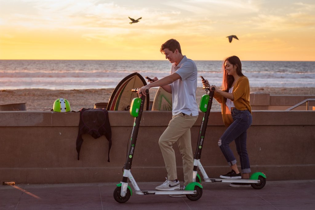 Μαγιόρκα: Την ώρα που μιλάει για την ασφάλεια των ηλεκτρικών πατινιών την χτυπάει… αυτοκίνητο (βίντεο)