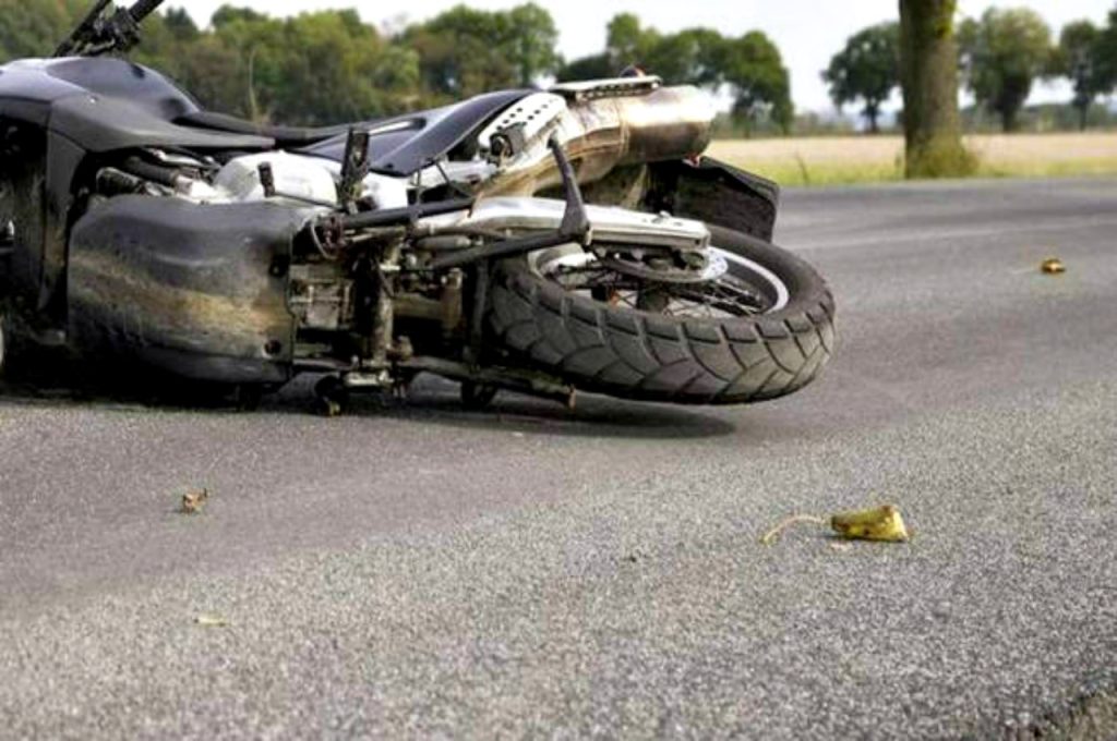 Μοτοσικλετιστής ενώ έκανε προσπέραση φορτηγού παρασύρθηκε από ένα δεύτερο (βίντεο)