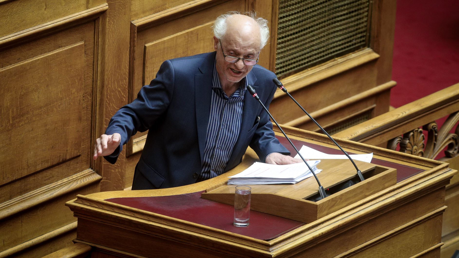 Βουλευτής ΣΥΡΙΖΑ: «Πείτε μου σας παρακαλώ τι αδίκημα κάνει κάποιος που μεταφέρει μολότοφ;»!