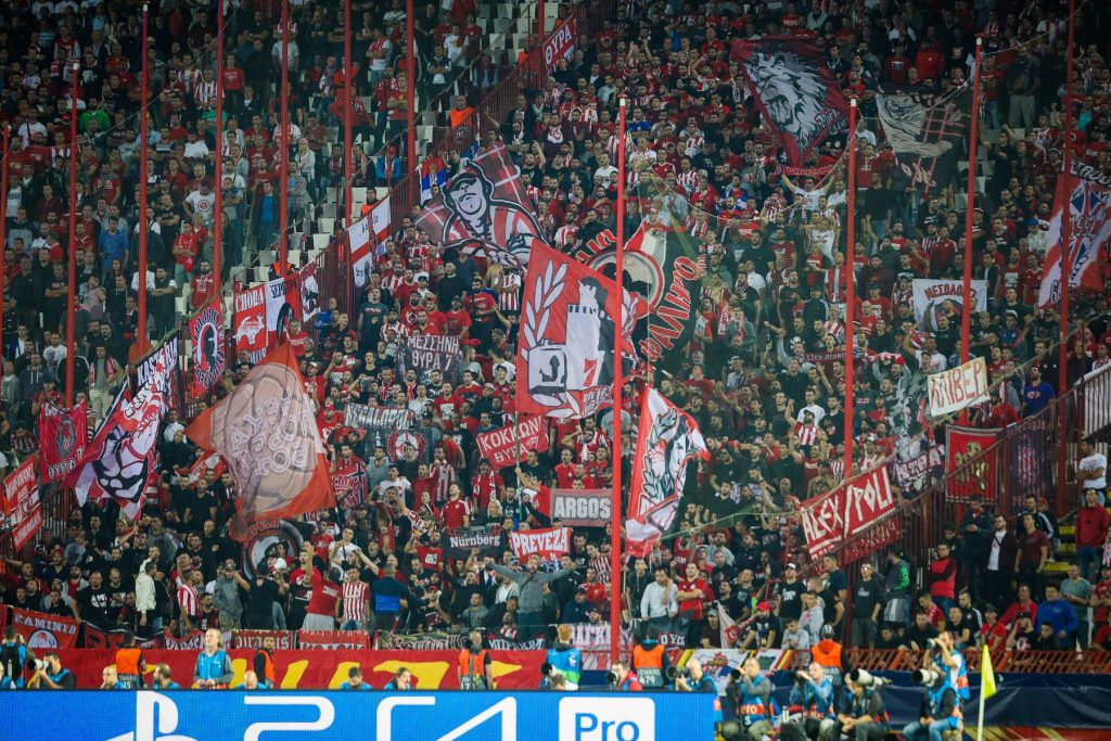 Μπάγερν Μονάχου-Ολυμπιακός: Στα «κόκκινα» η εξέδρα στο βροχερό Μόναχο (φωτό)