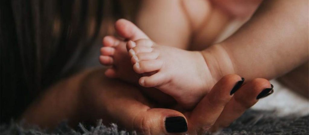 Επίδομα γέννας 2.000 ευρώ από τον Ιανουάριο – Πως θα δοθεί;