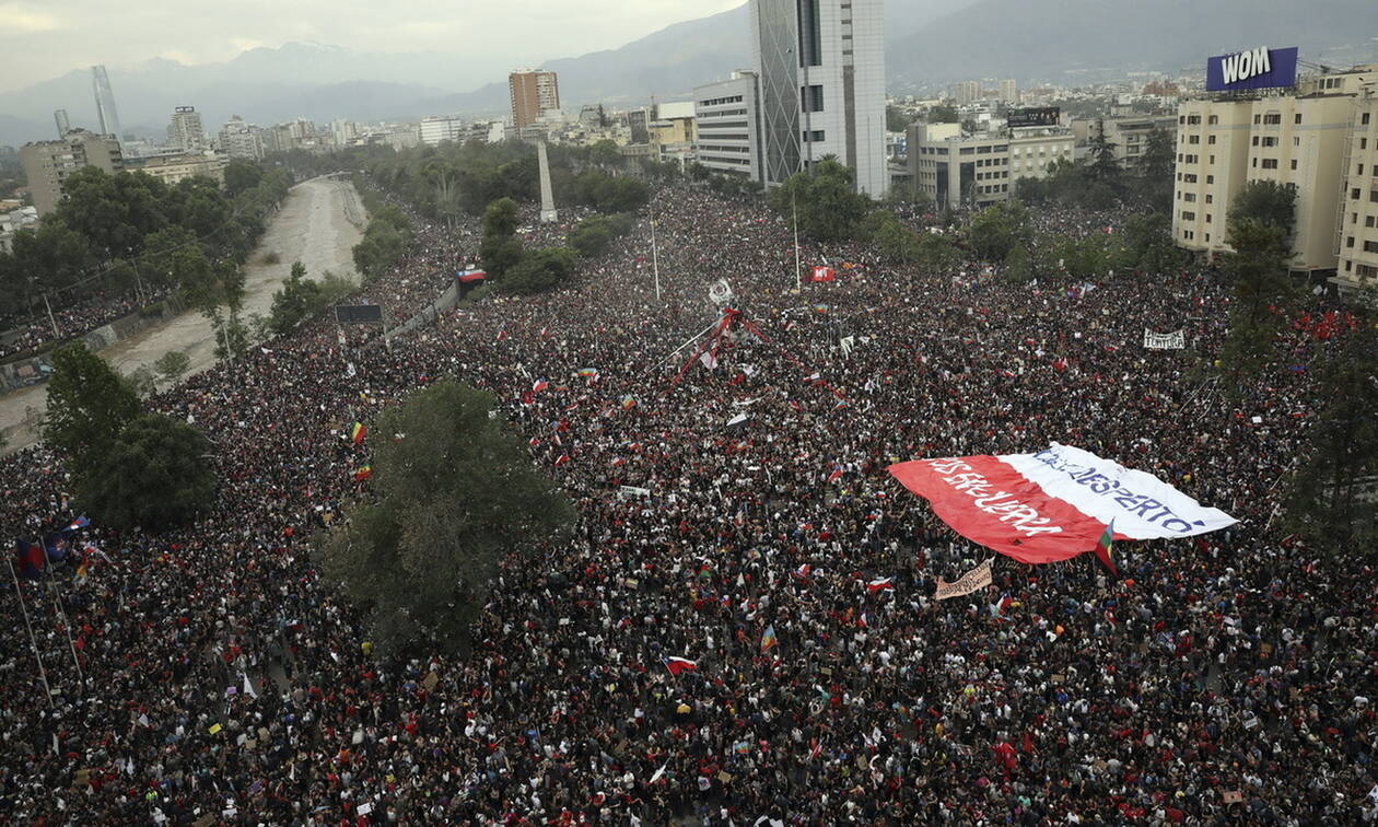 Χιλή: Οι διαδηλώσεις έφεραν αύξηση του κατώτερου μισθού – Υποχώρησε ο πρόεδρος Σ.Πινιέρα