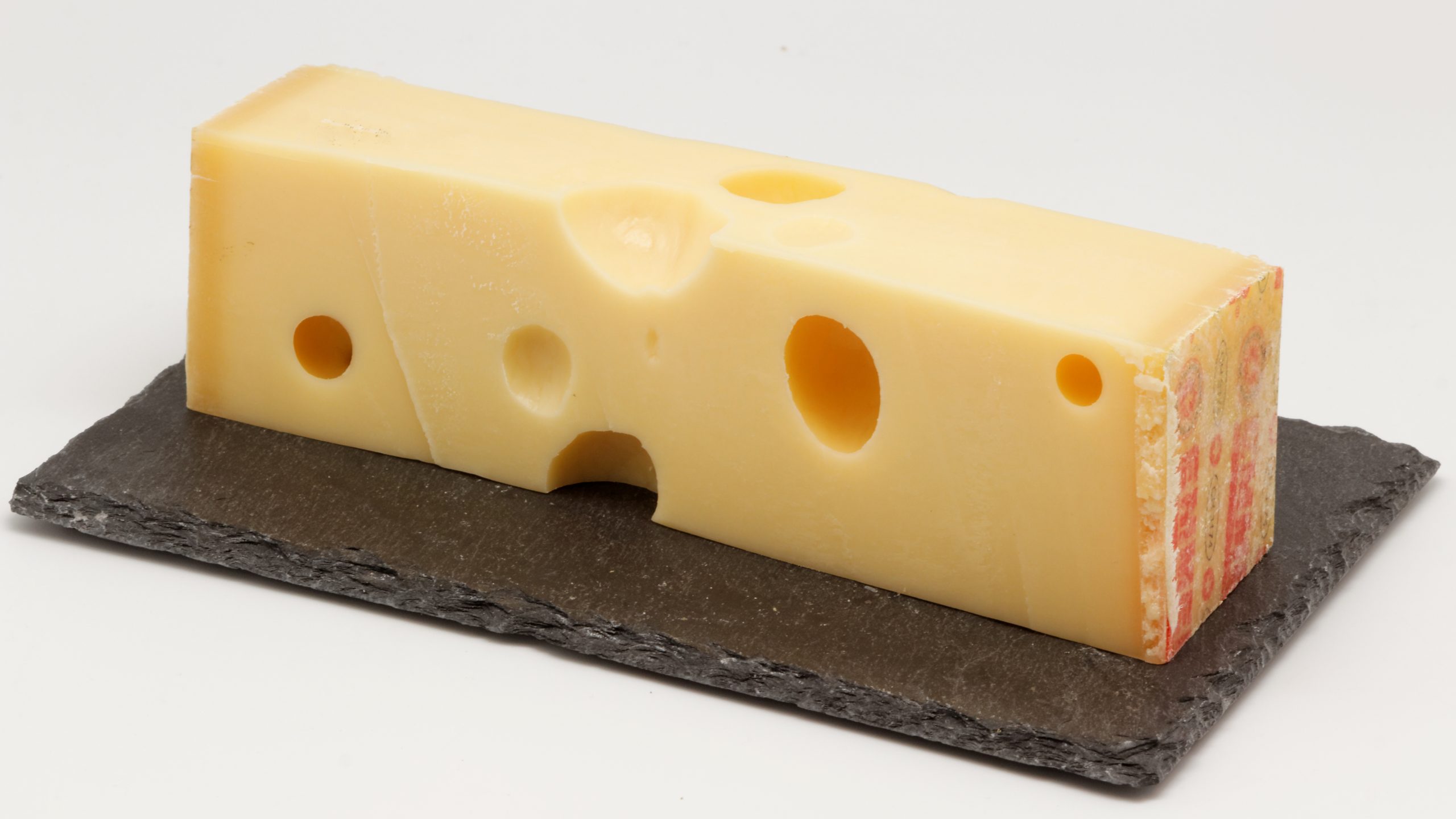 Δείτε πως δημιουργούνται οι χαρακτηριστικές τρύπες στο τυρί έμενταλ (βίντεο)
