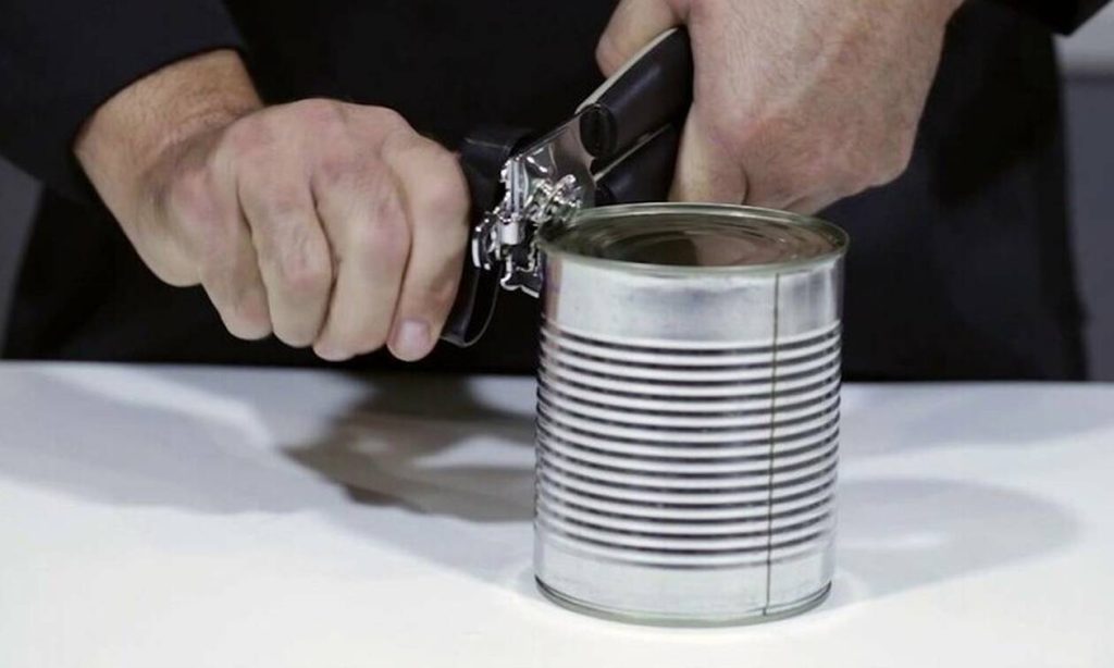 Πώς να ανοίξετε μία κονσέρβα χωρίς ανοιχτήρι (βίντεο)