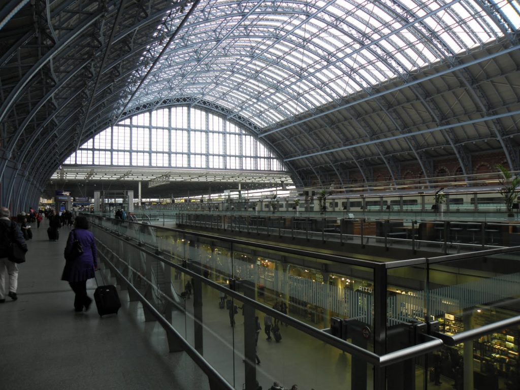 Λονδίνο: Δεμένος από την «αφέντρα» του κυκλοφορεί ηλικιωμένος στο σταθμό των τρένων (βίντεο)