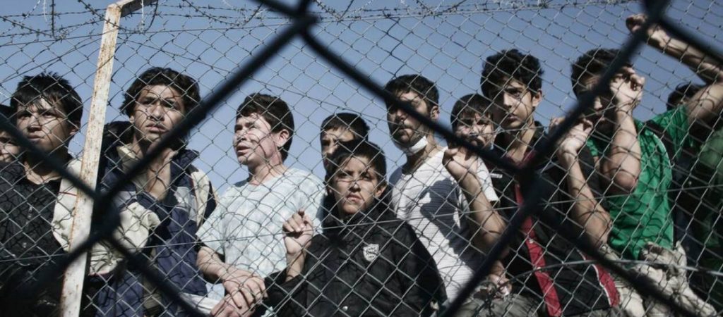 Σκληραίνει τη στάση του και το Παρίσι: Διέλυσε δύο καταυλισμούς παράνομων μεταναστών