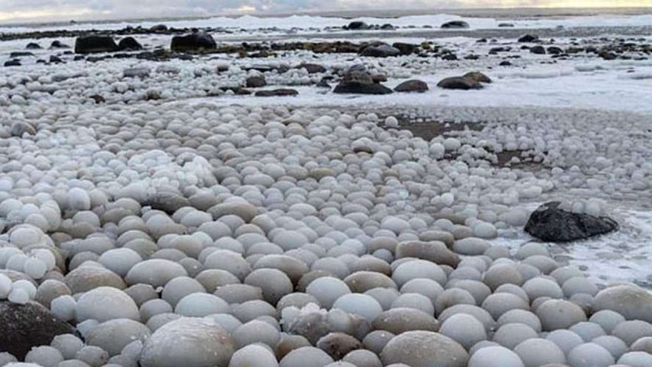 Φινλανδία: Παράξενες μπάλες πάγου κάλυψαν παραλία (φωτό)