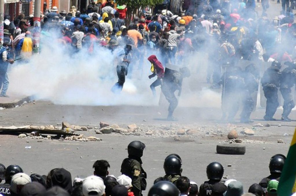Διαδηλωτές στη Βολιβία έκοψαν με τη βία τα μαλλιά δημάρχου και την ανάγκασαν να περπατά ξυπόλυτη (βίντεο – φωτό)