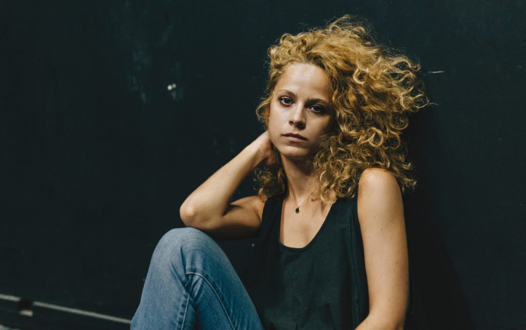 Έλλη Τρίγγου: Η Ασημίνα από τις «Άγριες Μέλισσες» ολόγuμνη σε ταινία σε «πιπεράτες» σκηνές (βίντεο-φωτο)