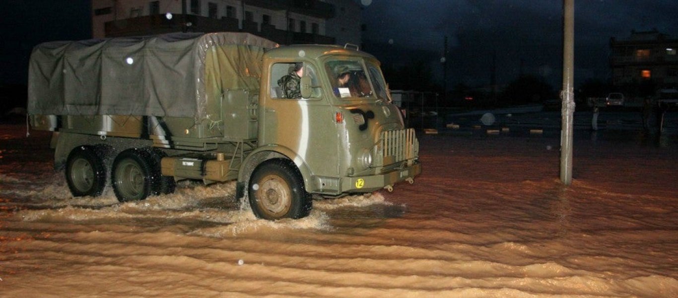 Μυτιλήνη: Οι αλλοδαποί μεταφέρονται στο νησί με φορτηγά του ελληνικού Στρατού (βίντεο)