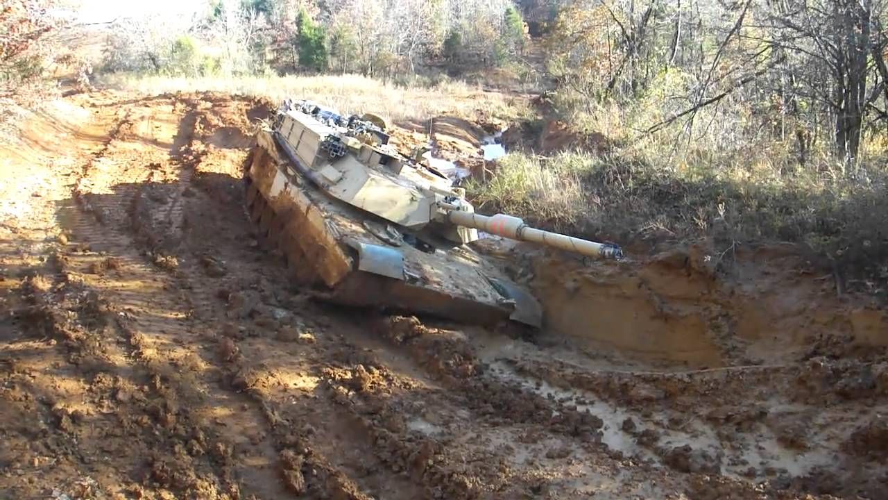 Βίντεο: Άρμα μάχης Μ1Α1 προσπαθεί να ξεκολλήσει από τη λάσπη