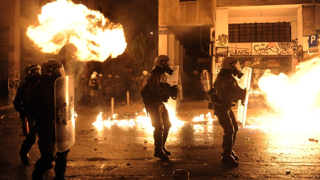 Βίντεο: Έτσι επιχείρησαν να κάψουν ζωντανούς τους αστυνομικούς  της ΔΙ.ΑΣ στα Εξάρχεια