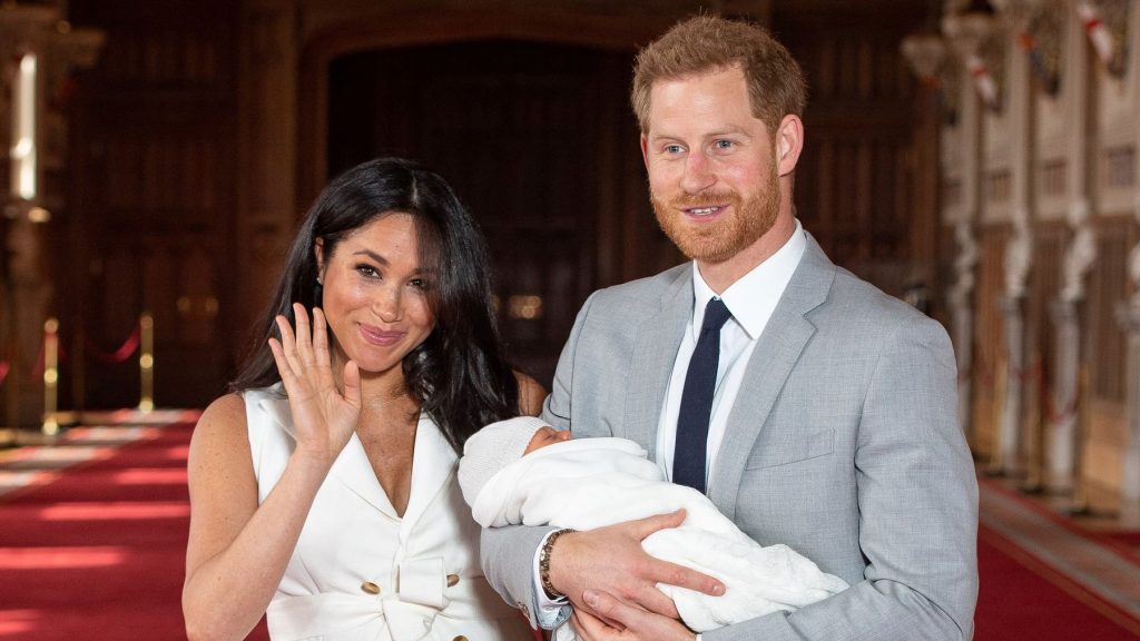 Meghan Markle – Πρίγκιπας Harry: Ο Άρτσι μπουσουλάει και έχει βγάλει τα πρώτα του δοντάκια (βίντεο)