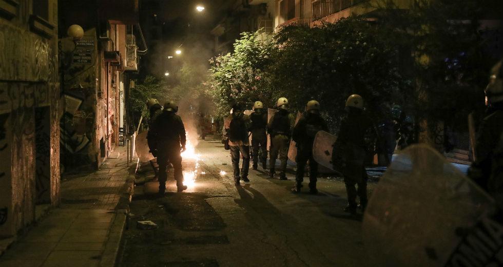 Μαρτυριά τραυματία αστυνομικού στα Εξάρχεια: «Πήρα φωτιά – Παραλίγο να πεθάνω» – 3 αστυνομικοί τραυματίες