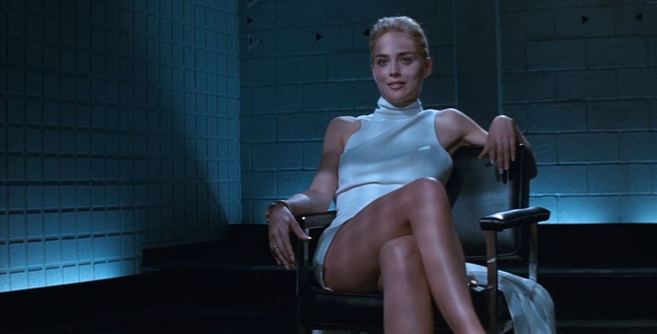 Η Sharon Stone επανέλαβε 27 χρόνια μετά το σταυροπόδι που «κόλασε» τον κόσμο (βίντεο)