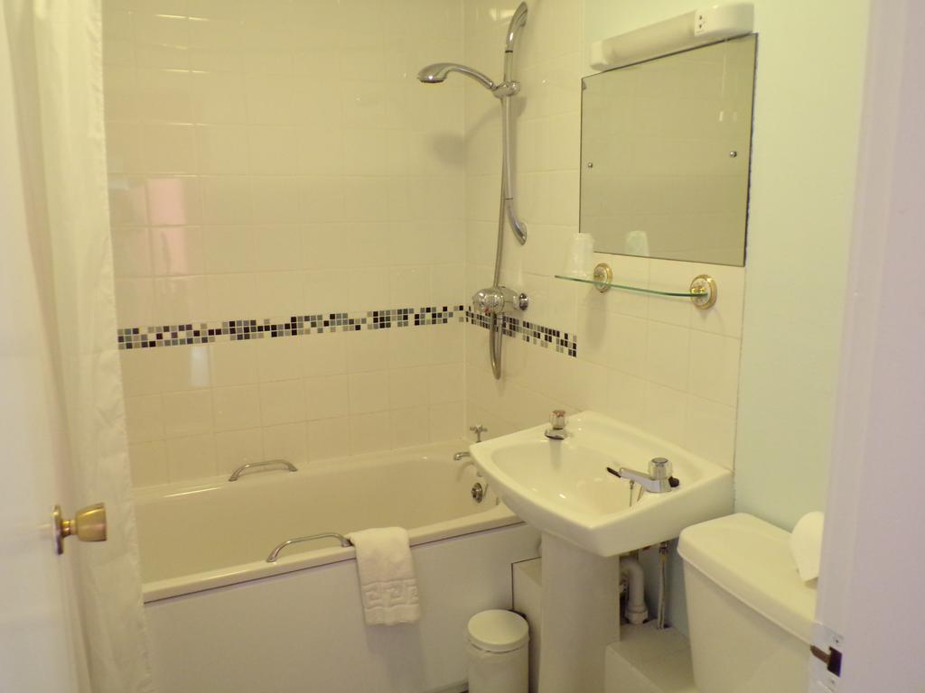 Όλα τα παράδοξα των σπιτιών στην Αγγλία που κανείς άλλος δεν καταλαβαίνει (βίντεο)