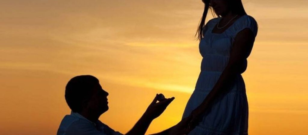 Γιατί ο άνδρας γονατίζει για να κάνει πρόταση γάμου σε μια γυναίκα;