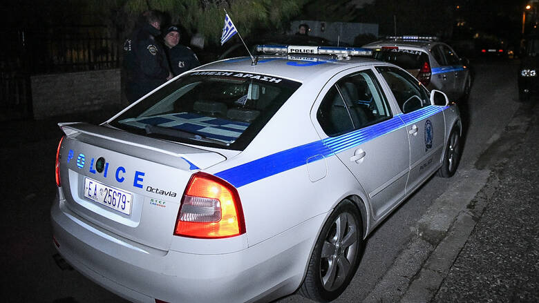 Λουτράκι: Οδηγός έχασε τον έλεγχο του αυτοκινήτου και έπεσε σε τρία μαγαζιά – Βγήκε ζωντανός (βίντεο)