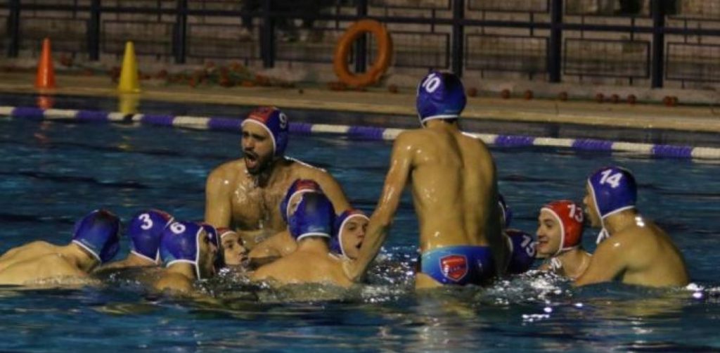 Αναστάτωση στον αγώνα του Παναθηναϊκού με τον Πανιώνιο – Οπαδοί προσπάθησαν να πετάξουν τον διαιτητή στην πισίνα