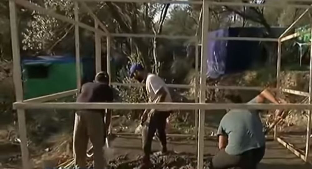 Η Σάμος αλλάζει: Αφγανοί, Σύροι και Αφρικανοί χτίζουν τις δικές τους πόλεις (βίντεο)