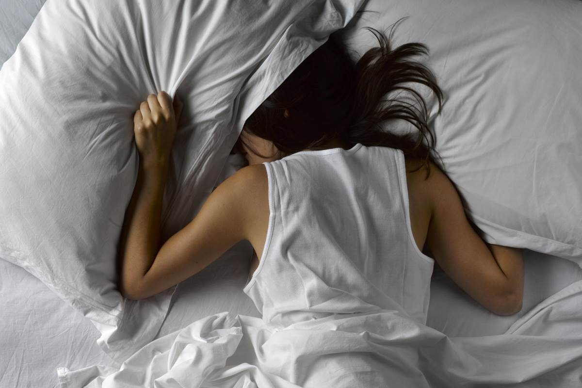 Για ποιο λόγο δυσκολευόμαστε να κοιμηθούμε σε ξένο κρεβάτι;