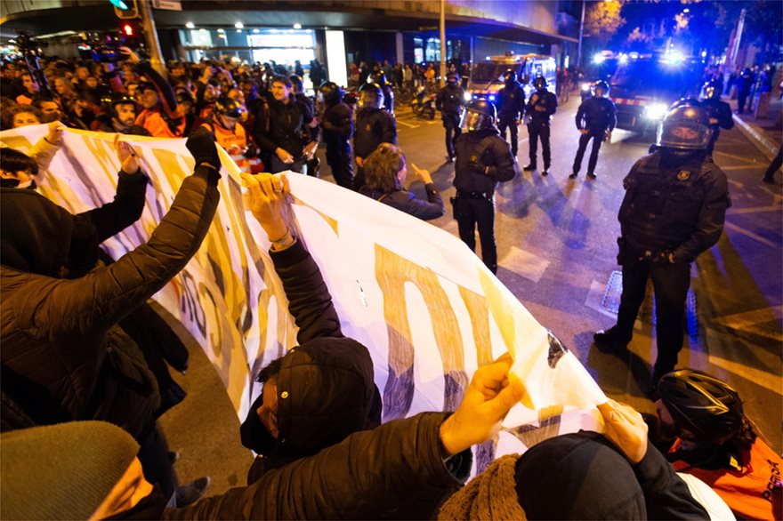 Ισπανία: Στους δρόμους και πάλι οι Καταλανοί μια μέρα πριν τις εκλογές (φώτο-βίντεο)