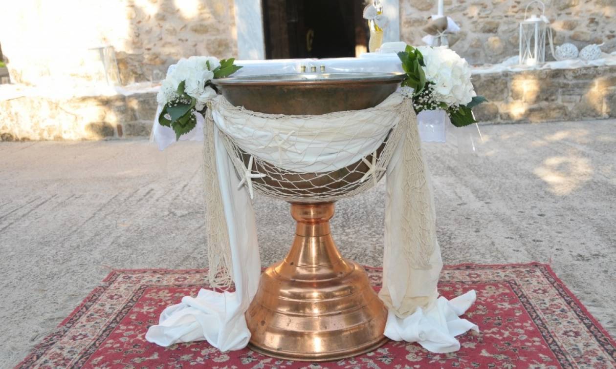 Ένας «τρυφερός» Ιερέας ταΐζει την ώρα της βάπτισης μωρό με το μπιμπερό (φωτό)