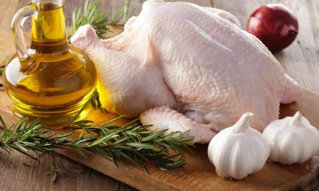 Για αυτόν το λόγο δεν πρέπει να πλένετε το κοτόπουλο πριν το μαγειρέψετε (βίντεο)