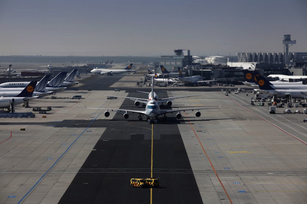 «Τρόμος» σε αεροδρόμιο της Αιγύπτου: Tροχός αεροσκάφους τυλίχθηκε στις φλόγες κατά την προσγείωση (βίντεο)