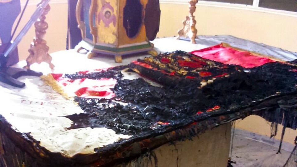 Χίος: Έκαψαν την Αγία Τράπεζα του Αγίου Χαραλάμπους – Ο ναός «πολιορκείται» από χιλιάδες μουσουλμάνους αλλοδαπούς (φώτο)