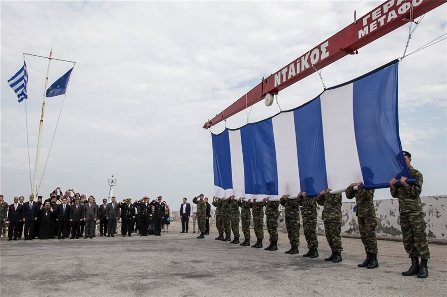 Χίος: Υψώθηκε με περηφάνια η μεγαλύτερη ελληνική σημαία (βίντεο – φωτό)