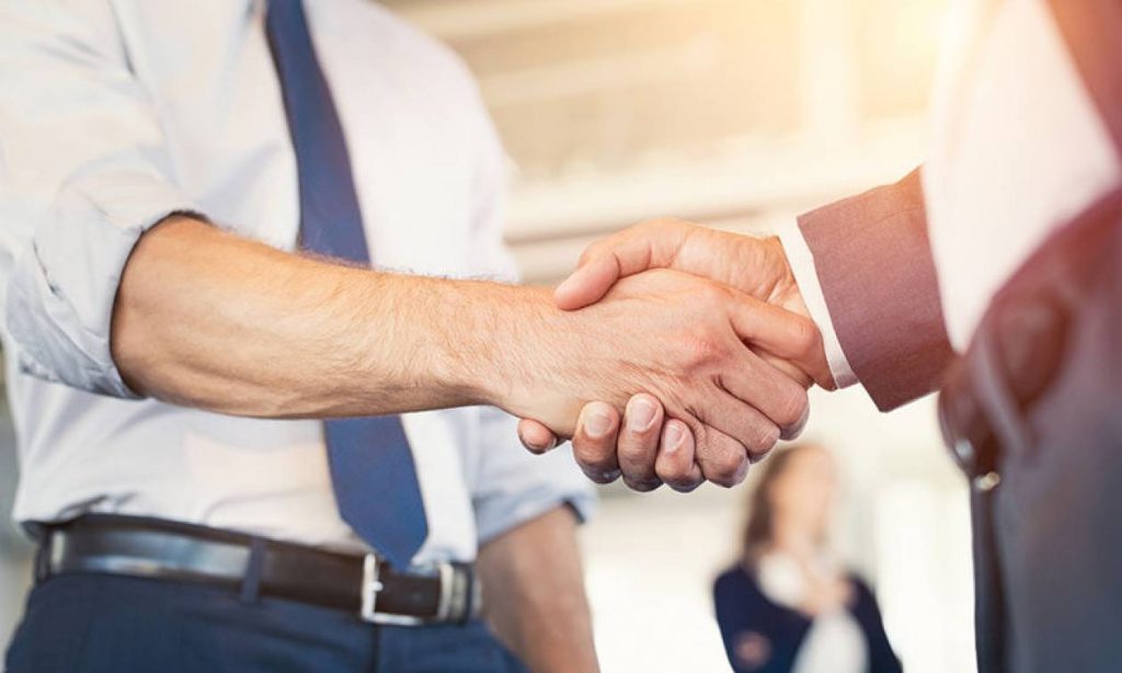 Δείτε γιατί κάνουμε χειραψία