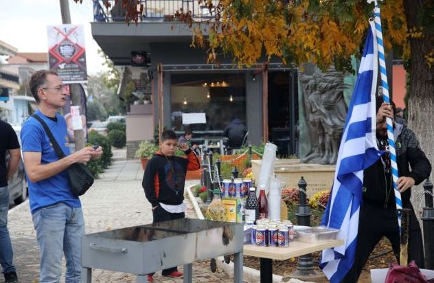 Μπάρμπεκιου διαμαρτυρίας κατά της μονιμοποίησης των αλλοδαπών στα Διαβατά (φώτο-βίντεο)