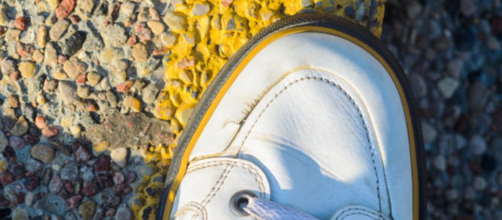 Να πως θα διορθώσετε τις ραγάδες στα παπούτσια – Το κόλπο που «έριξε» το Twitter (βίντεο)