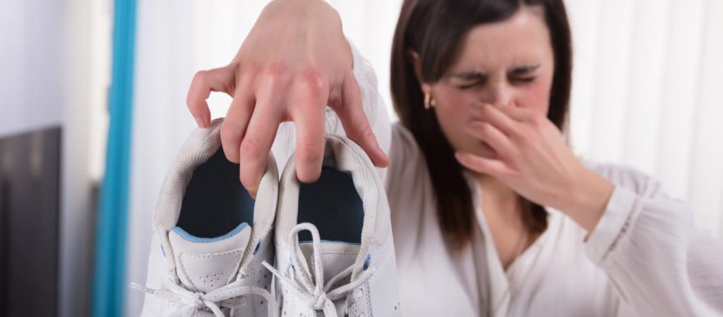 Η «μαγική» σκόνη που πρέπει να βάλετε στα παπούτσια σας για να μη μυρίζουν (βίντεο)