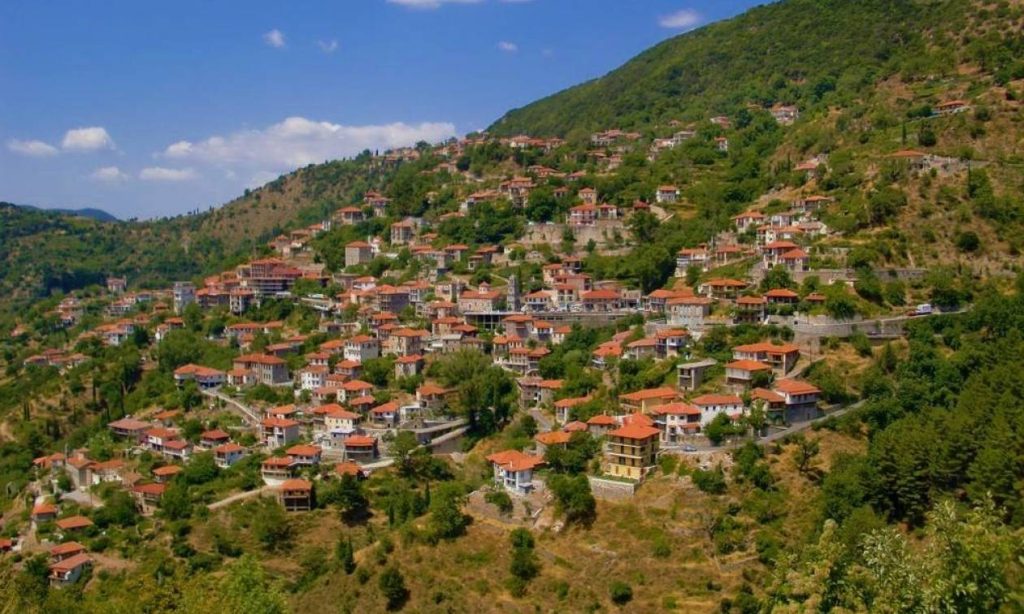 Λαγκάδια: Το «κρεμαστό» χωριό της Αρκαδίας που δεν γνώριζες (βίντεο)