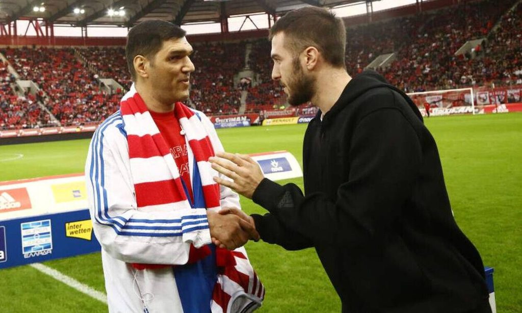 Ολυμπιακός: Ο Κ.Φορτούνης βράβευσε τυφλό παραολυμπιονίκη (βίντεο – φωτό)