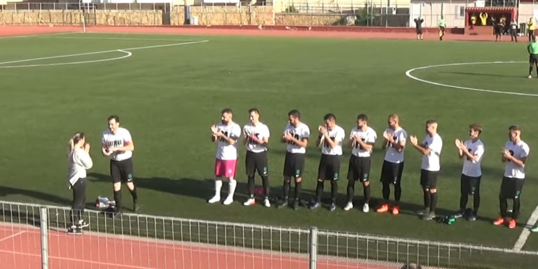 Χίος: Διέκοψε τον αγώνα για να κάνει πρόταση γάμου πάνω στο… γρασίδι (βίντεο)